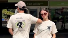 Un noi i una noia amb la samarreta de la fas amb el lema 